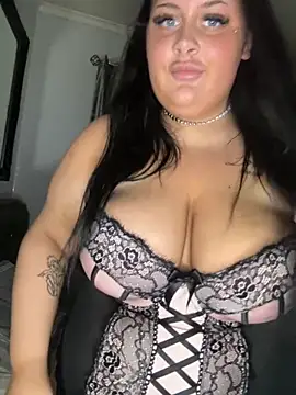 Snapshot of CurvyAyla chatting on 12.04.25 CurvyAyla online show from 12.04.25