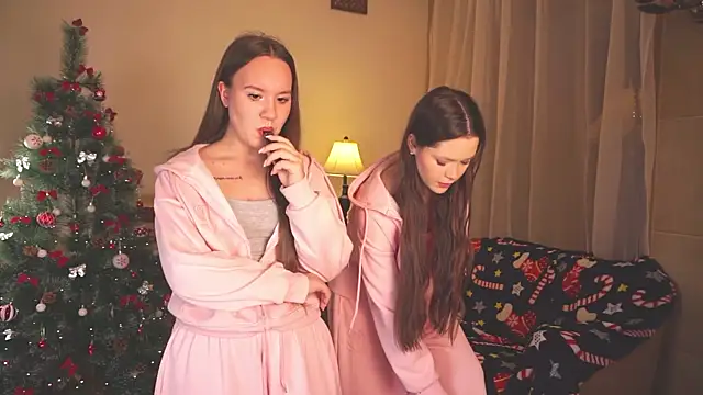 Snapshot of VirginiaRowe chatting on 12.01.25 VirginiaRowe online show from 12.01.25