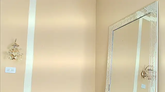 Snapshot of HallieStone chatting on 12.16.25 HallieStone online show from 12.16.25