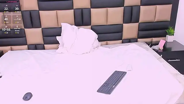 Snapshot of JessicaBosch chatting on 12.13.25 JessicaBosch online show from 12.13.25