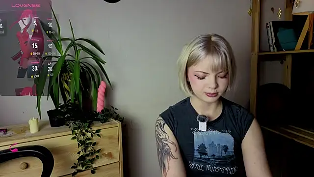 Snapshot of Me1inMonro chatting on 11.28.25 Me1inMonro online show from 11.28.25