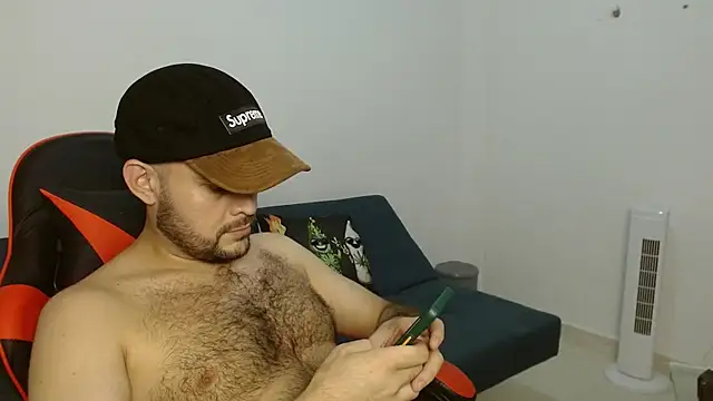 Snapshot of holegape chatting on 04.21.26 holegape online show from 04.21.26
