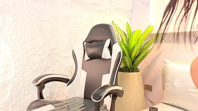 Snapshot of electra_wildtp chatting on 12.04.25 electra wildtp online show from 12.04.25