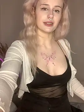 Snapshot of MilaElin chatting on 12.01.25 MilaElin online show from 12.01.25