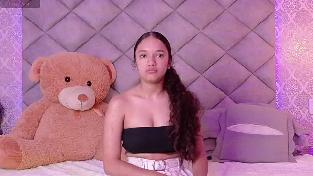 Snapshot of TinyCurlQueen chatting on 12.05.25 TinyCurlQueen online show from 12.05.25