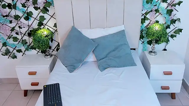 Snapshot of CharlotteBlossom chatting on 12.01.25 CharlotteBlossom online show from 12.01.25