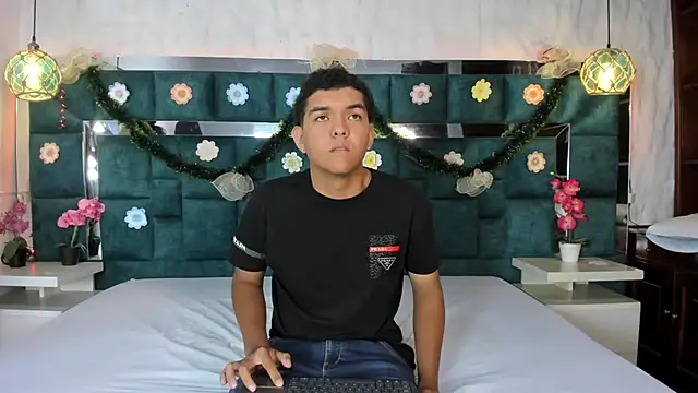 Snapshot of _bonnyandclyde chatting on 12.14.25 bonnyandclyde online show from 12.14.25