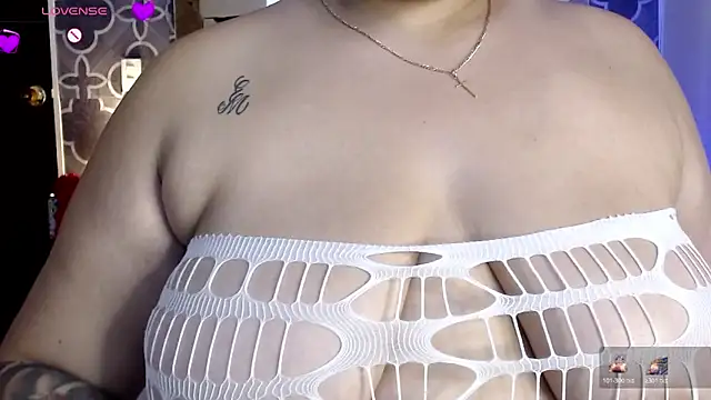 Snapshot of AdeleCruzz chatting on 12.18.25 AdeleCruzz online show from 12.18.25