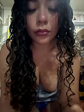 Snapshot of VictoriaaRose chatting on 12.21.25 VictoriaaRose online show from 12.21.25