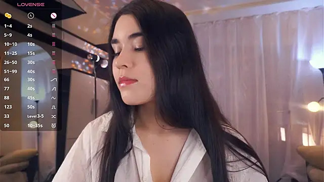 Snapshot of RosioBenberry chatting on 12.17.25 RosioBenberry online show from 12.17.25