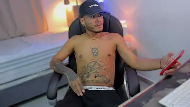 Snapshot of master_evil07 chatting on 11.26.25 master evil07 online show from 11.26.25