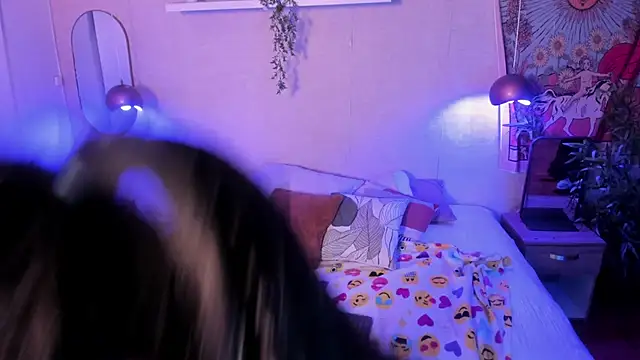 Snapshot of Laraa_Rouss_ chatting on 12.05.25 Laraa Rouss online show from 12.05.25