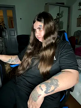 Snapshot of MariasV chatting on 12.04.25 MariasV online show from 12.04.25