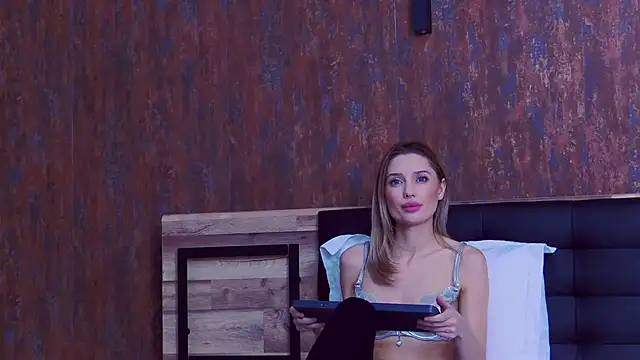 Snapshot of SilviaPastori chatting on 12.16.25 SilviaPastori online show from 12.16.25