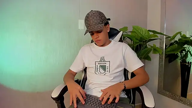 Snapshot of Isaac_Collins_ chatting on 12.04.25 Isaac Collins online show from 12.04.25