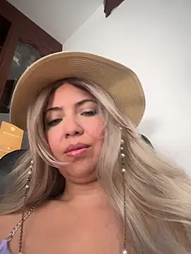 Snapshot of IsaSantoDomingo chatting on 12.15.25 IsaSantoDomingo online show from 12.15.25