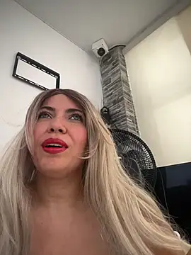 Snapshot of IsaSantoDomingo chatting on 12.16.25 IsaSantoDomingo online show from 12.16.25