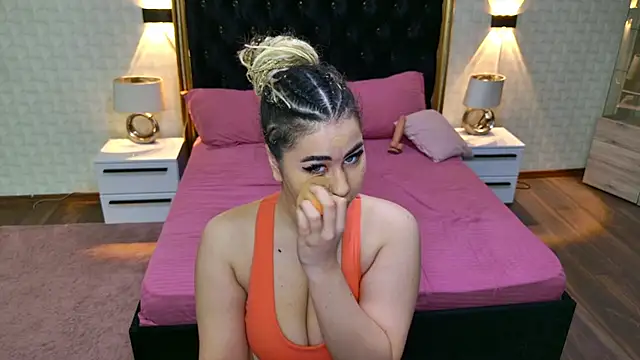 Snapshot of MegaBoobsDeee chatting on 12.04.25 MegaBoobsDeee online show from 12.04.25