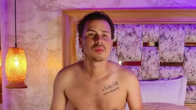 Snapshot of aron_emily_23 chatting on 12.13.25 aron emily 23 online show from 12.13.25