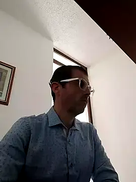 Snapshot of Fuegosutil chatting on 12.03.25 Fuegosutil online show from 12.03.25