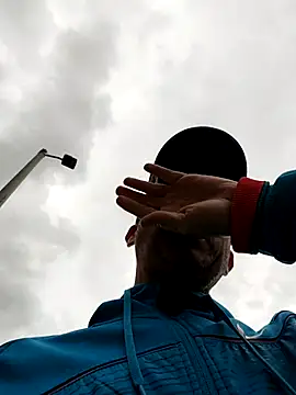 Snapshot of Fuegosutil chatting on 12.04.25 Fuegosutil online show from 12.04.25