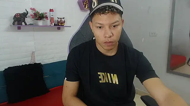 Snapshot of marcus_20 chatting on 12.05.25 marcus 20 online show from 12.05.25