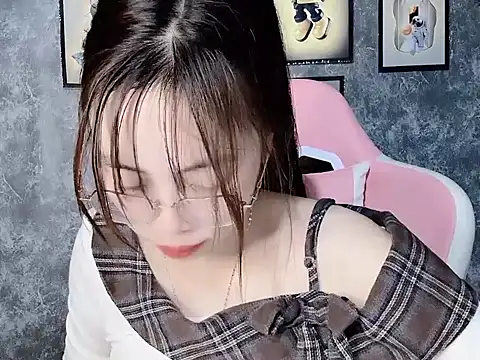 Snapshot of Aria5999 chatting on 12.13.25 Aria5999 online show from 12.13.25