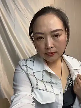 Snapshot of TL-46 chatting on 11.26.25 TL-46 online show from 11.26.25