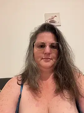 Snapshot of bea_french_curvy chatting on 04.25.26 bea french curvy online show from 04.25.26