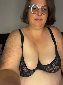 Snapshot of bea_french_curvy chatting on 06.11.26 bea french curvy online show from 06.11.26