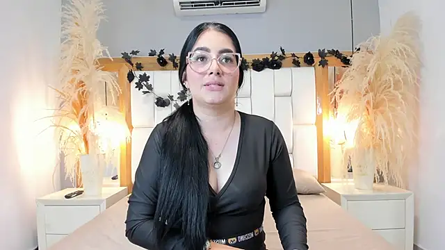 Snapshot of GabyJhons chatting on 12.16.25 GabyJhons online show from 12.16.25