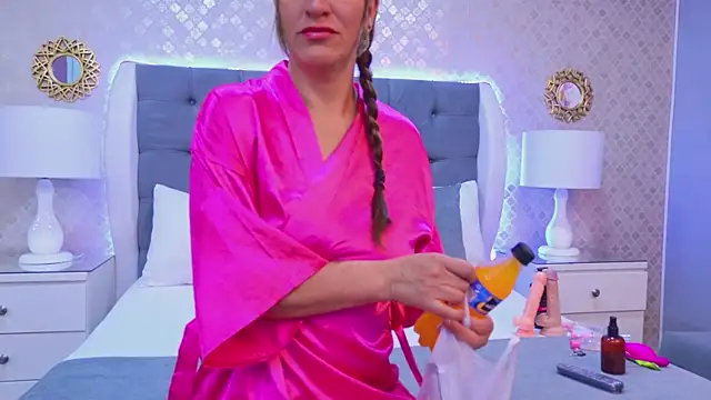 Snapshot of KeylaTompson chatting on 12.02.25 KeylaTompson online show from 12.02.25