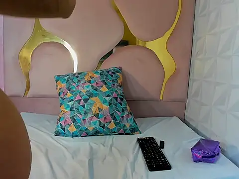 Snapshot of peachrouge chatting on 12.17.25 peachrouge online show from 12.17.25