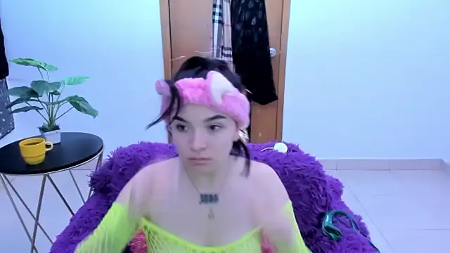 Snapshot of Honney_19 chatting on 12.16.25 Honney 19 online show from 12.16.25