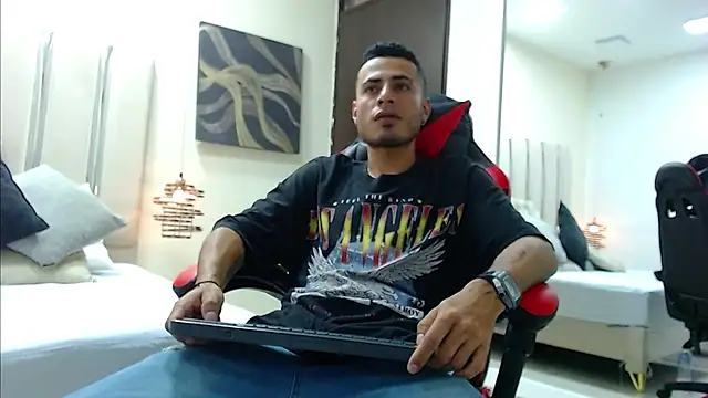 Snapshot of MatthewCullen chatting on 12.01.25 MatthewCullen online show from 12.01.25