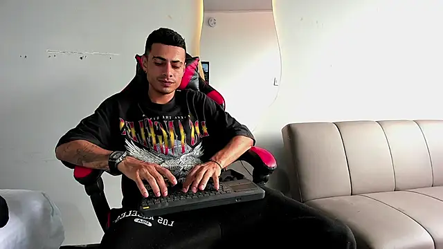 Snapshot of MatthewCullen chatting on 12.05.25 MatthewCullen online show from 12.05.25