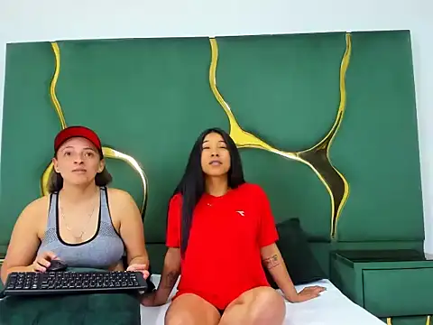 Snapshot of Alyssa_Noah chatting on 11.29.25 Alyssa Noah online show from 11.29.25