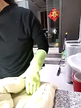 Snapshot of mimi2052 chatting on 12.15.25 mimi2052 online show from 12.15.25