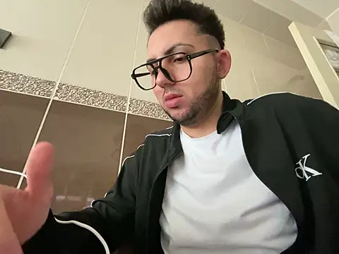 Snapshot of mcylzsd chatting on 12.15.25 mcylzsd online show from 12.15.25