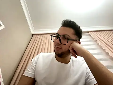 Snapshot of mcylzsd chatting on 12.15.25 mcylzsd online show from 12.15.25