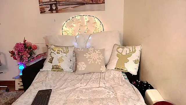 Snapshot of SweetMalory chatting on 12.15.25 SweetMalory online show from 12.15.25