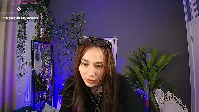 Snapshot of Little_Shawty_Witch chatting on 12.01.25 Little Shawty Witch online show from 12.01.25