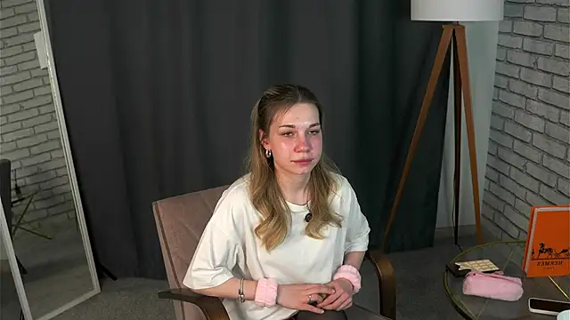 Snapshot of KiaOdonnel chatting on 12.15.25 KiaOdonnel online show from 12.15.25