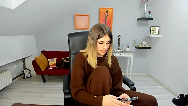 Snapshot of SarahOwenn chatting on 12.17.25 SarahOwenn online show from 12.17.25