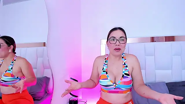 Snapshot of AnnaJaimes chatting on 12.05.25 AnnaJaimes online show from 12.05.25