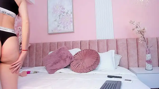 Snapshot of SashaBlake_ chatting on 12.04.25 SashaBlake online show from 12.04.25