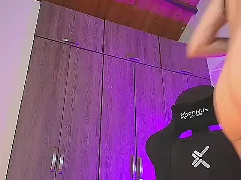 Snapshot of Doll_Dollys_ chatting on 12.05.25 Doll Dollys online show from 12.05.25