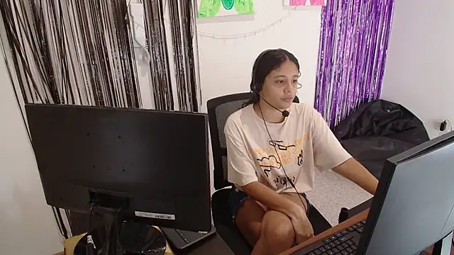 Snapshot of Aria-sexxx chatting on 12.04.25 Aria-sexxx online show from 12.04.25