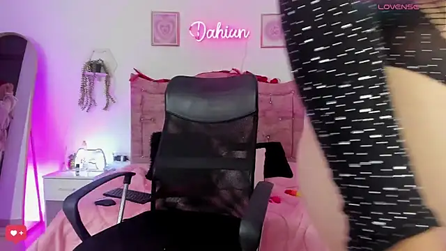 Snapshot of Dahiian0 chatting on 12.16.25 Dahiian0 online show from 12.16.25