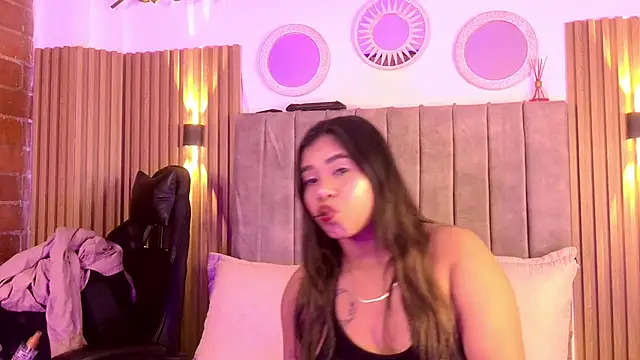 Snapshot of Lunaartistry chatting on 12.17.25 Lunaartistry online show from 12.17.25